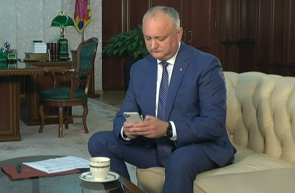 FOTO // Igor Dodon cum nu l-ai mai văzut niciodată. Cu un Ferrari și mai multe fete goale în spate